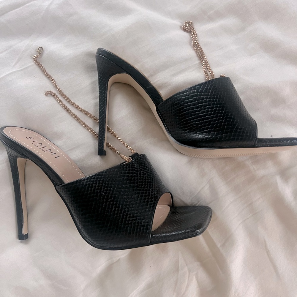 SIMMI London heels with chain ankle strap. Never worn